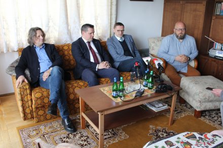 Uczestnicy konferencji prasowej - Rektor Uniwersytetu Śląskiego Ryszard Koziołek, Burmistrz Wisły Tomasz Bujok, Dyrektor Biblioteki Śląskiej Zbigniew Kadłubek, Dyrektor programowy z ramienia WCK Andrzej Drobik